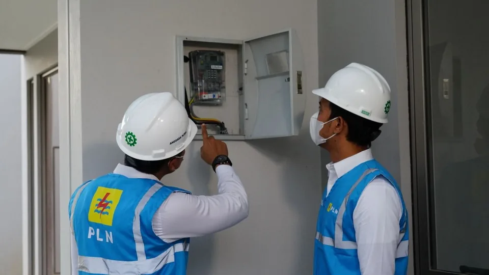 Petugas PLN memeriksa kesiapan instalasi kelistrikan di hunian Sajiva