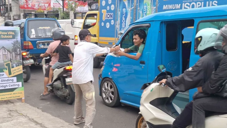 Tim Sajiva Residence membagikan takjil kepada masyarakat pada Ramadan 2025