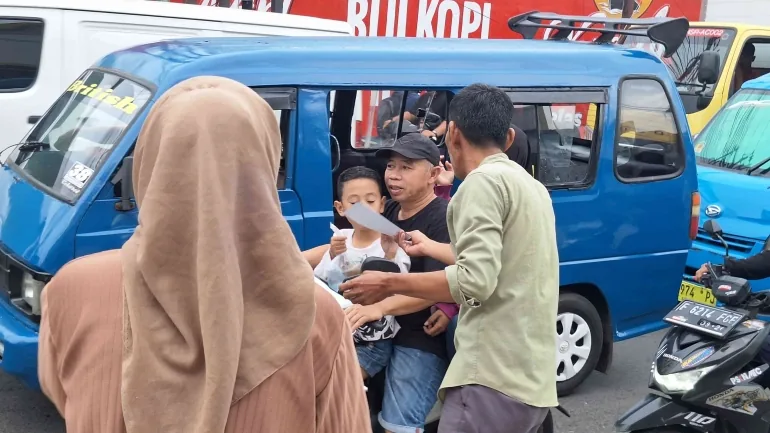Kegiatan pembagian takjil di area pemasaran Sajiva Residence