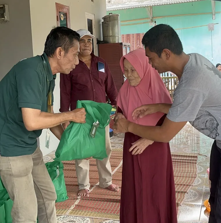 Penyerahan bantuan sembako Sajiva Peduli kepada warga Sukamakmur