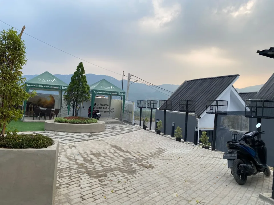 Foto taman, jalan kawasan, dan latar perbukitan di Sajiva Residence