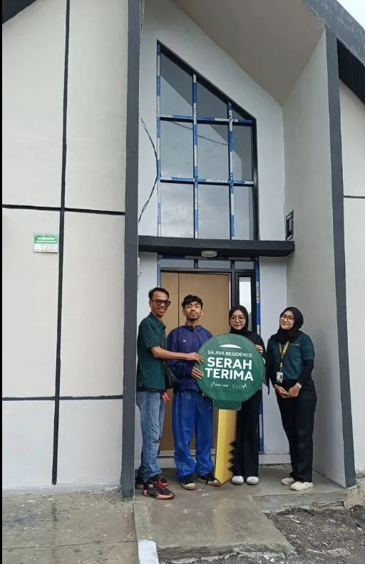 Foto serah terima rumah yang dipasangkan dengan ulasan Aufa Salsabila