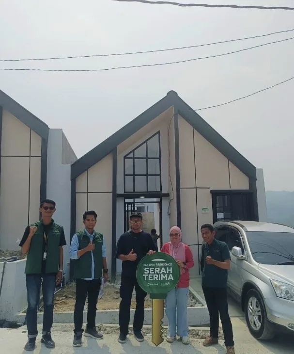 Foto serah terima rumah yang dipasangkan dengan ulasan Idestie Anggraini