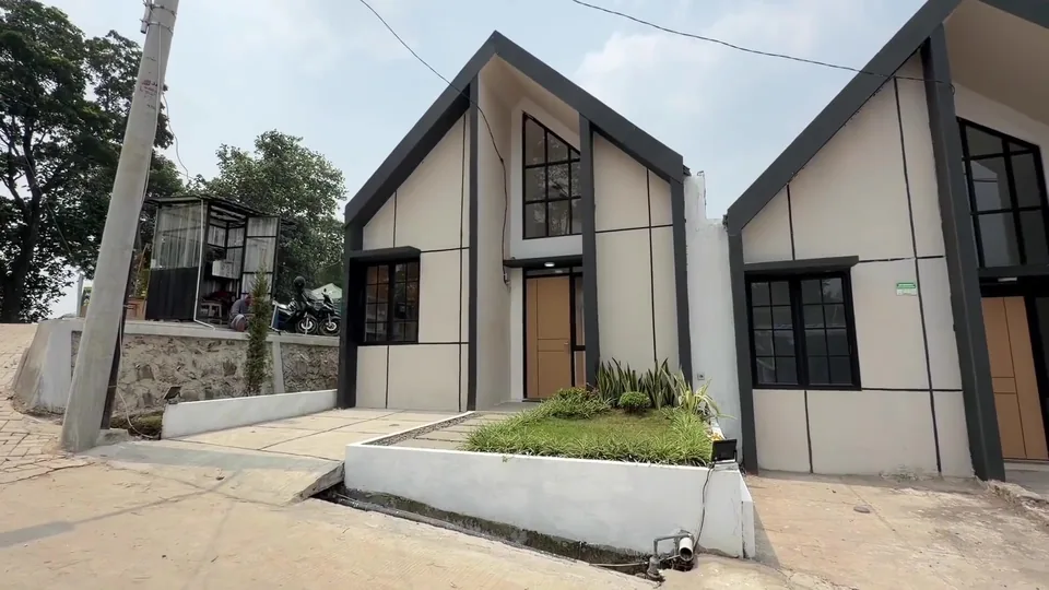 Rumah contoh dan taman depan Sajiva Residence